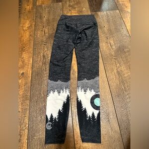 Charcoal and icy blue Colorado Threads leggings